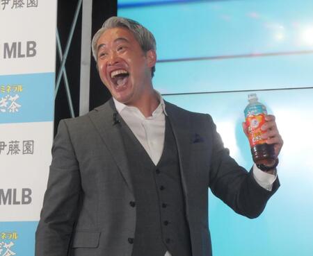 　むぎ茶を飲み、絶叫する五十嵐亮太氏