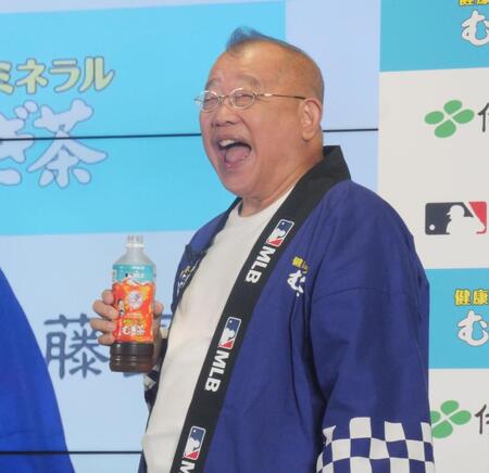 　豪快な飲みっぷりでむぎ茶を飲んだ鶴瓶