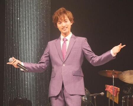 　公演前に撮影に応じた青山新