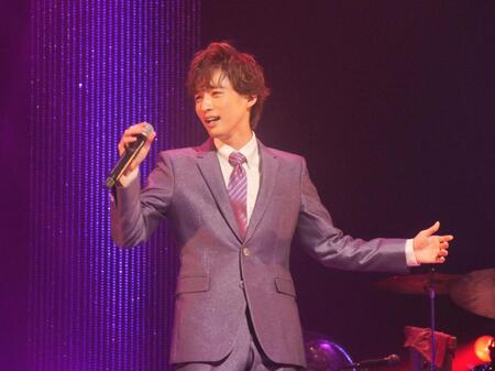 　力強く熱唱する青山新