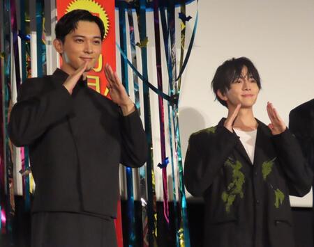 　映画「ババンババンバンバンパイア」の初日舞台あいさつに登壇した吉沢亮（左）と板垣李光人