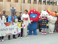 　写真に応じる（右から）ひこにゃん、ハローキティ、ミャクミャク、藤原紀香