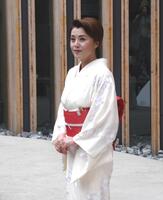 　日本館で写真に応じる藤原紀香