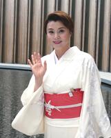 　日本館で写真に応じる藤原紀香