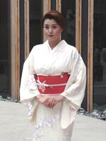 　日本館で写真に応じる藤原紀香