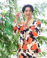 　短冊に紅白への思いを記した真田ナオキ