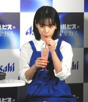 　自身が考案したドリンクを試飲する當真あみ