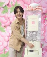 　ガチャガチャを回す山田涼介（撮影・佐々木彰尚）