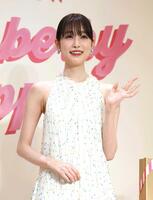 　手を振る高橋ひかる（撮影・佐々木彰尚）