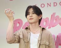 　香りを楽しむ山田涼介（撮影・佐々木彰尚）