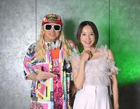 　一夜限りのスペシャルライブでタッグを組む鈴木亜美（右）とＤＪ　ＫＯＯ（撮影・伊藤笙子）