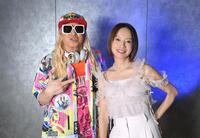 　一夜限りのスペシャルライブでタッグを組む鈴木亜美（右）とＤＪ　ＫＯＯ（撮影・伊藤笙子）