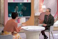 　対談する水谷豊（右）と有働由美子