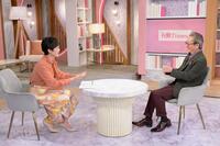 　対談する水谷豊（右）と有働由美子