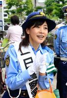 大阪府警八尾署の１日署長を務めたさとう珠緒＝２０１４年