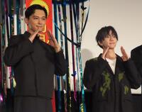 　映画「ババンババンバンバンパイア」の初日舞台あいさつに登壇した吉沢亮（左）と板垣李光人