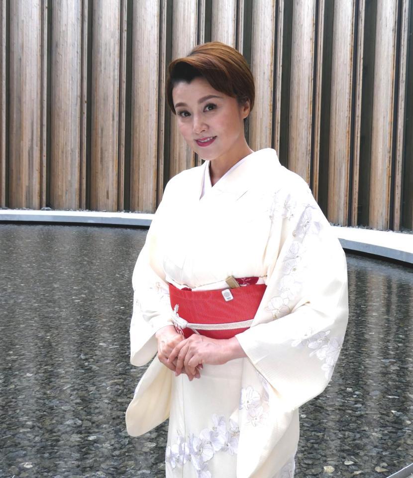 　日本館で写真に応じる藤原紀香