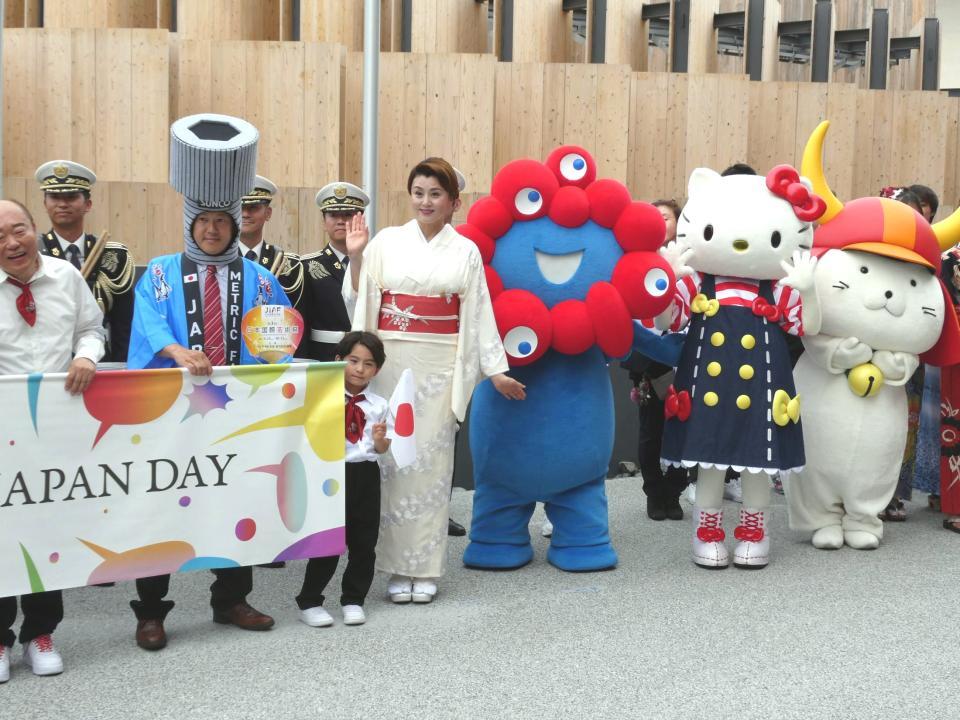 　写真に応じる（右から）ひこにゃん、ハローキティ、ミャクミャク、藤原紀香