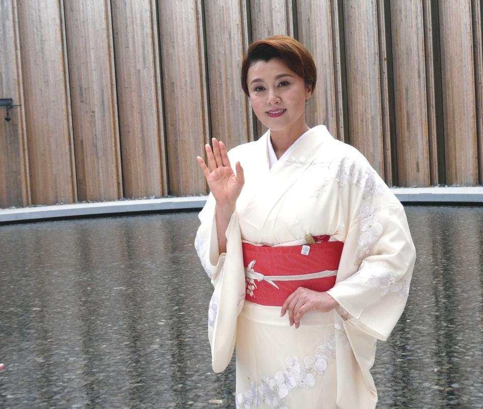 　日本館で写真に応じる藤原紀香