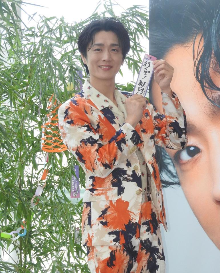 　短冊に紅白への思いを記した真田ナオキ