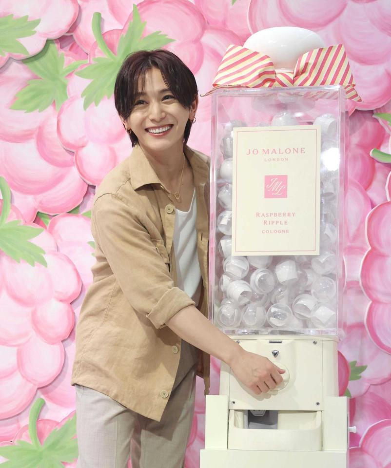 　ガチャガチャを回す山田涼介（撮影・佐々木彰尚）