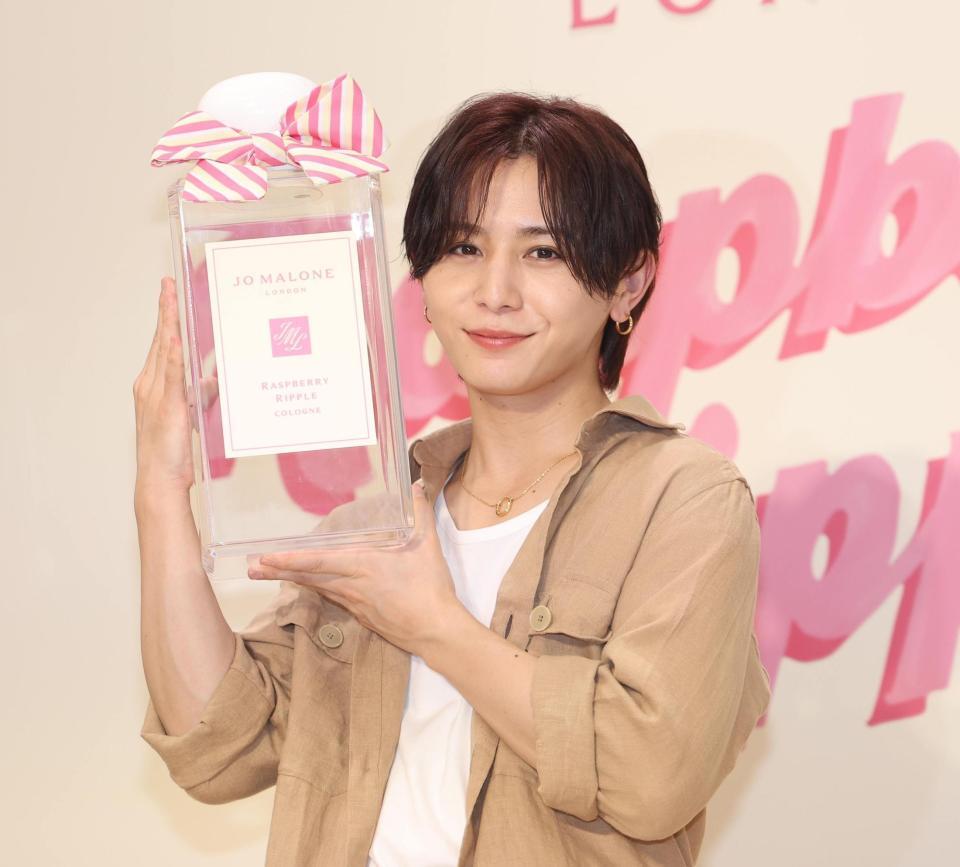 　ポーズを決める山田涼介（撮影・佐々木彰尚）