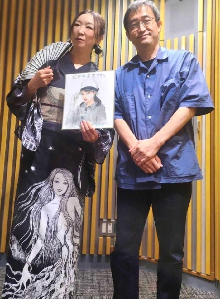 　伊藤潤二氏（右）と２ショットで笑顔を浮かべる松任谷由実