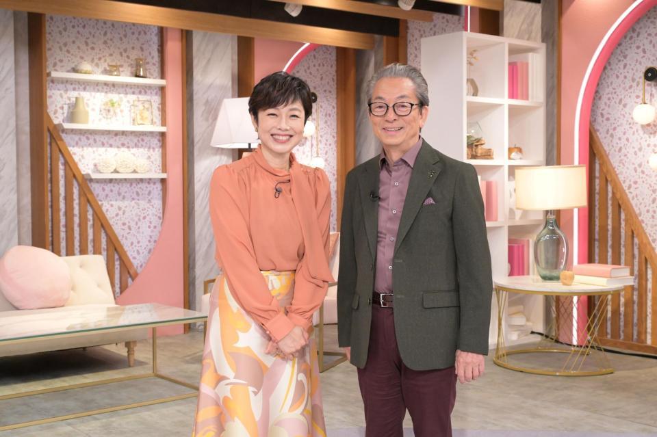 　対談した水谷豊（右）と有働由美子