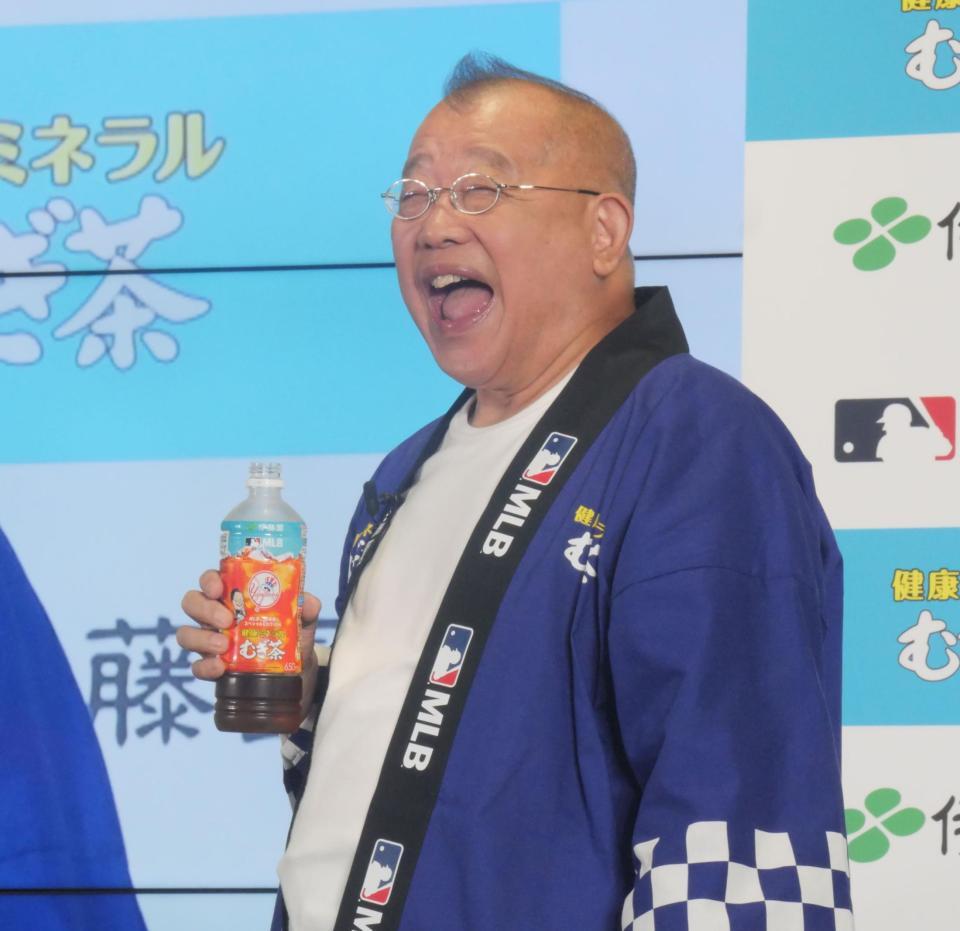 　豪快な飲みっぷりでむぎ茶を飲んだ鶴瓶