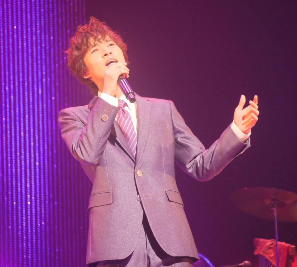 　力強く熱唱する青山新