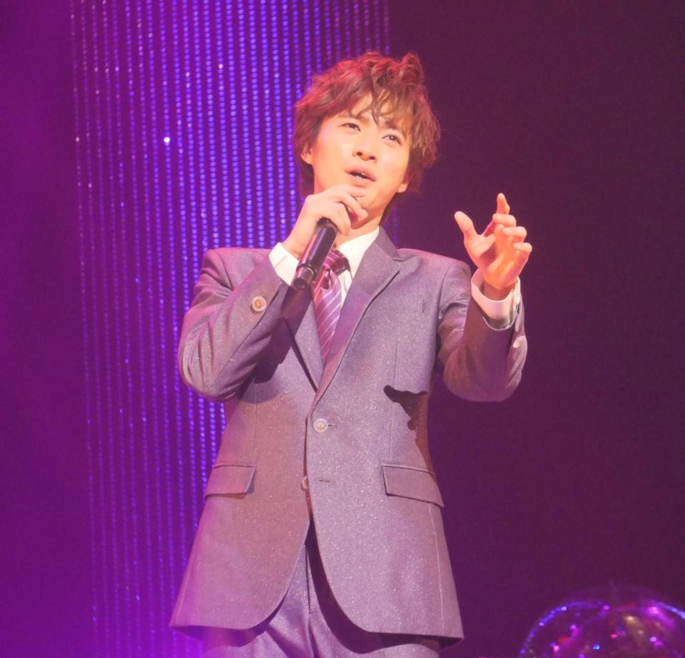 　力強く熱唱する青山新