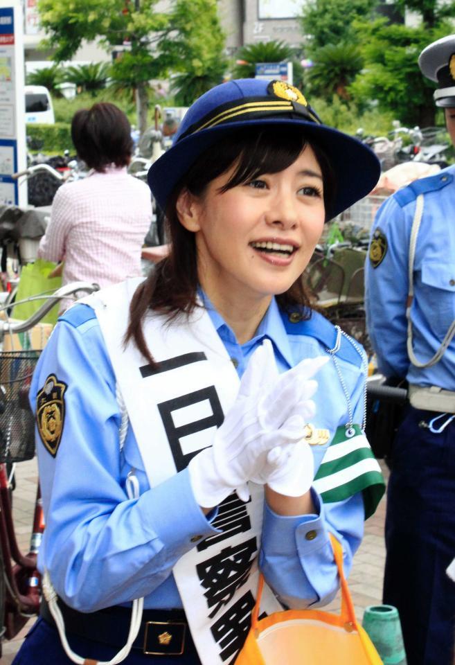 大阪府警八尾署の１日署長を務めたさとう珠緒＝２０１４年