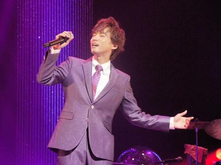 　力強く熱唱する青山新