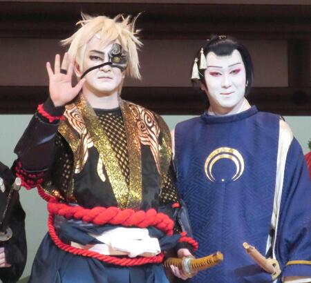 　新作歌舞伎「刀剣乱舞」の囲み取材を行った中村獅童（左）と尾上松也