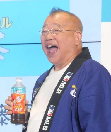 　豪快な飲みっぷりを披露する笑福亭鶴瓶