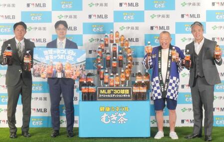 　イベントに出席した（左から）川崎宗則氏、伊藤園の黒岡雅康氏、笑福亭鶴瓶、五十嵐亮太氏