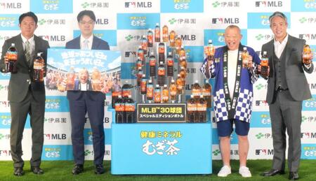 　（左から）川崎宗則氏、伊藤園の黒岡雅康氏、笑福亭鶴瓶、五十嵐亮太氏