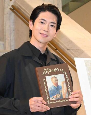 　ゴッホの「画家としての自画像」を手にする松下洸平