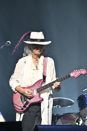 　古希記念ライブでギターをかき鳴らしたＣｈａｒ