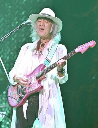 　古希記念ライブでギターをかき鳴らしたＣｈａｒ