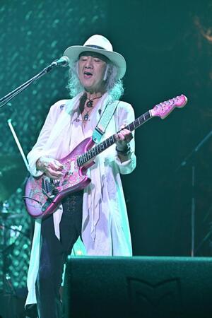 　古希記念ライブでギターをかき鳴らしたＣｈａｒ