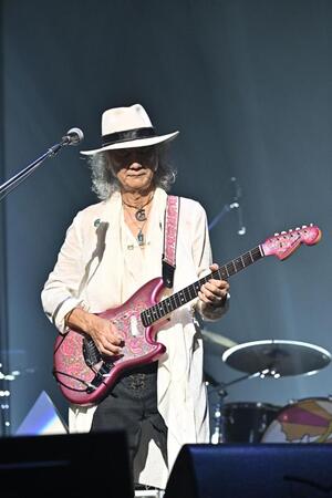 　古希記念ライブでギターをかき鳴らしたＣｈａｒ