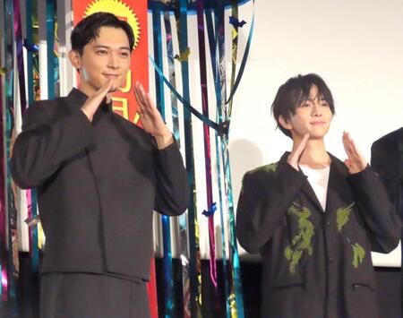 　登壇した吉沢亮（左）と板垣李光人