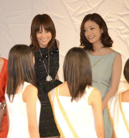 　「第１３回国民的美少女コンテスト」でグランプリを受賞した２人を激励する米倉涼子（左）と上戸彩＝２０１２年８月