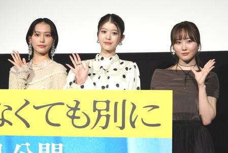 　舞台あいさつに登壇した（左から）南沙良、馬場ふみか、本田望結
