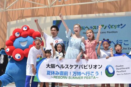 　吉村洋文大阪府知事（左から２人目）とともにイベントに参加したゆうちゃみ（中央左）とゆいちゃみ（同右）