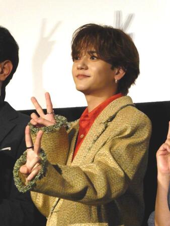 　笑顔でピースする中島颯太