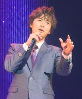 　力強く熱唱する青山新