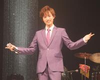 　公演前に撮影に応じた青山新