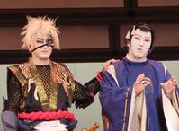 　出演する歌舞伎「刀剣乱舞」について語る中村獅童（左）と尾上松也